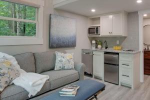 sala de estar con sofá y cocina en 6 Pine Luxury Treehouse near Lake Guntersville en Scottsboro