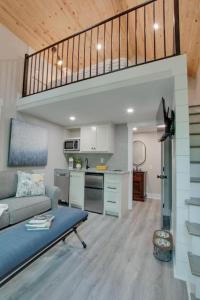 uma sala de estar com um sofá e uma cozinha em 5 Willow Luxury Treehouse near Lake Guntersville em Scottsboro