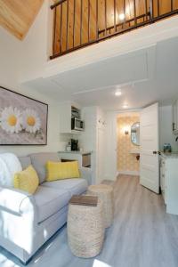 sala de estar con sofá y cocina en 15 Daisy Tiny Cottage Near Lake Guntersville, en Scottsboro