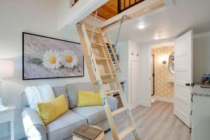 ein Wohnzimmer mit einem Sofa und einer Leiter in der Unterkunft 15 Daisy Tiny Cottage Near Lake Guntersville in Scottsboro