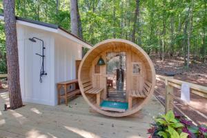 una pequeña casa circular de madera en una terraza de madera en 15 Daisy Tiny Cottage Near Lake Guntersville, en Scottsboro