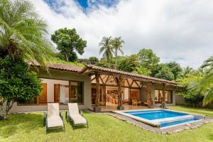 una imagen de una casa con piscina en Punta Islita Villas Luxury Destination, en Islita