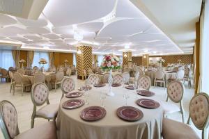 Restaurace v ubytování Complex Turistic Perla Trascaului