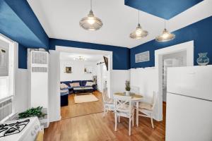 uma cozinha e sala de estar com paredes azuis em Logan Square Coach House em Chicago
