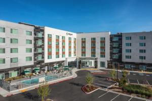 Element San Jose Milpitas في ميلبيتاس: اطلالة جوية على فندق مع موقف للسيارة