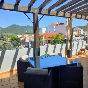 a patio with a table and chairs on a balcony at vivienda rural AZALEA in Cortijos Nuevos