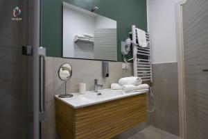 een badkamer met een wastafel en een spiegel bij Siculea Home in Adrano