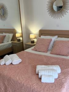 ein Schlafzimmer mit 2 Betten und Handtüchern darauf in der Unterkunft My Way Hotel in Athen