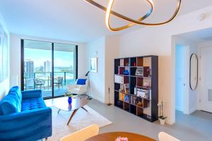 - un salon avec un canapé bleu et une table dans l'établissement Lunabase Remote Life Dream, à Miami