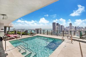- une piscine sur un balcon avec vue sur la ville dans l'établissement Lunabase Remote Life Dream, à Miami