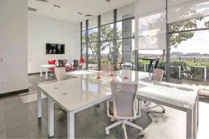 une salle à manger avec une table et des chaises blanches dans l'établissement Lunabase Remote Life Dream, à Miami