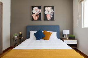 um quarto com uma cama grande e uma cabeceira azul em D.4 Acogedor departamento en la icónica Roma Norte em Cidade do México
