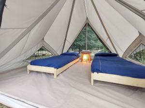 2 letti in tenda di tela con tavolo di Camping Federico Farm a Pontremoli