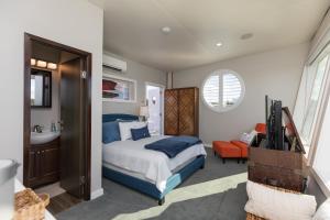 ein Schlafzimmer mit einem Bett und ein Badezimmer mit einem Waschbecken in der Unterkunft New Floating Luxury: Unique Houseboat Retreat in Fleming Island