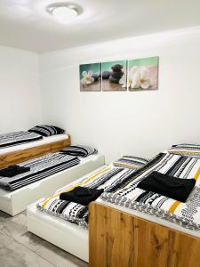 um quarto com três colchões em exposição em Apartment MILA em Sankt Peter