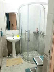 y baño con lavabo y ducha. en JVhomestudios-Ndemi gardens apartments en Nairobi