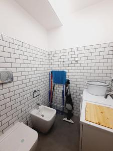 サン・ヴィート・キエティーノにあるWHITE SEAのトイレと洗面台を備えた白いバスルーム