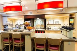 a large kitchen with a large counter with chairs at TownePlace Suites Sunnyvale Mountain View in Sunnyvale