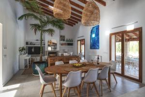 comedor y sala de estar con mesa y sillas en Villa Can Figuera en Alcúdia