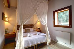 Un dormitorio con una cama blanca con dosel. en Villa Can Figuera, en Alcudia 23 fotos más