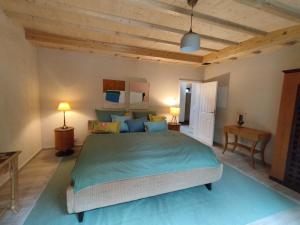 - une chambre avec un grand lit vert dans l'établissement Ferienwohnung in den Dorfwiesen, à Gersfeld