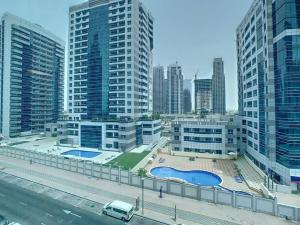 vistas a una ciudad con edificios altos en Key View - Time place en Dubái