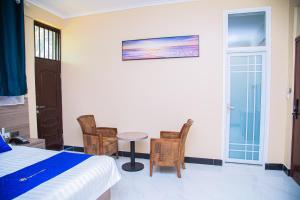 Schlafzimmer mit einem Bett, einem Tisch und Stühlen in der Unterkunft VEGAS LUXURY HOTEL in Daressalam