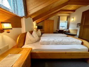 1 dormitorio con 1 cama grande en una cabaña en B&B Apartments Haus Gasser, en Monguelfo-Tesido
