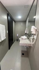 y baño con lavabo y espejo. en Hotel Diamante, en São Paulo