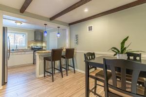 a kitchen and dining room with a table and chairs at H2 1 Bedroom Downtown Stamford in Stamford