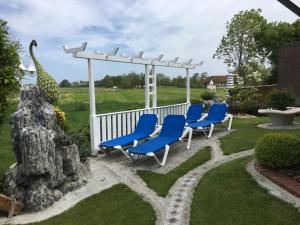 ノイハルリンガージールにあるGarni Hotel-Pension Holumの庭の青い椅子