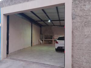 un garaje abierto con un coche aparcado en él en Apartamento en salta en Salta