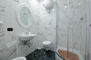 巴里的住宿－L.T. BARI SUITE _ Locazioni Turistiche _，浴室配有卫生间、淋浴和盥洗盆。