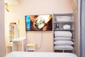 TV o dispositivi per l'intrattenimento presso Jade Serenity 2BR Urban Hideaway in Oasis