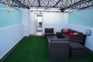 Area soggiorno di Jade Serenity 2BR Urban Hideaway in Oasis