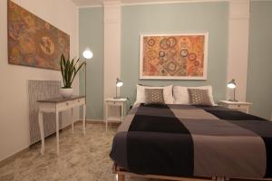 1 dormitorio con 1 cama grande y 2 mesitas de noche en L.T. BARI SUITE _ Locazioni Turistiche _, en Bari