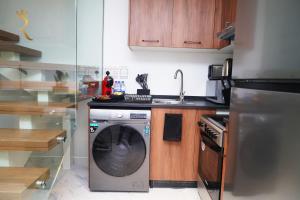Cucina o angolo cottura di Jade Serenity 2BR Urban Hideaway in Oasis