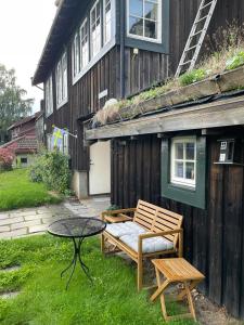 patio ze stołem, krzesłem i stołem w obiekcie La Casa Nostra in Asker, only 17 minutes to Oslo w mieście Asker