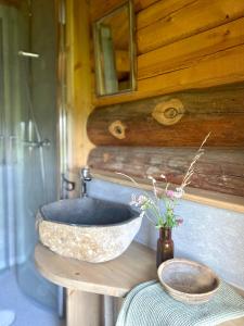 baño con lavabo de piedra sobre una mesa en Kufjøset, en Skjåk