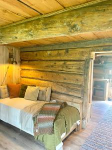 SkjåkにあるKufjøsetの木製の壁のドミトリールームのベッド1台分です。