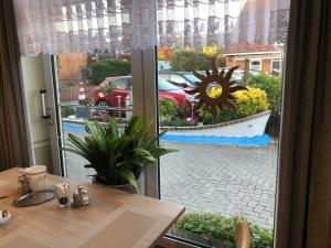Bazén v ubytování Garni Hotel-Pension Holum nebo v jeho okolí