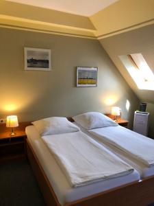Postel nebo postele na pokoji v ubytování Garni Hotel-Pension Holum