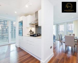 Kitchen o kitchenette sa 3 Bed Apartment by AV Stays Short Lets Canary Wharf