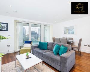 Зона вітальні в 3 Bed Apartment by AV Stays Short Lets Canary Wharf