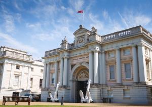 un edificio blanco con esculturas blancas delante de él en Must stay 3 Bedroom house near Greenwich and Blackheath- Ideal for families and contractors en Londres