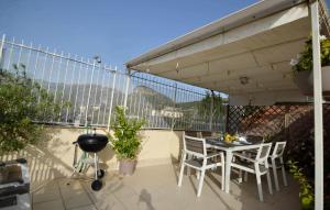 eine Terrasse mit einem Tisch und Stühlen auf dem Balkon in der Unterkunft La Terrazza Family Holidays, Sorrento Coast in Sant'Agnello