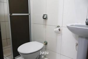 a bathroom with a toilet and a sink at Pousada Ju&Ju à 400 mts DA PRAIA in Pontal do Paraná +92 photos