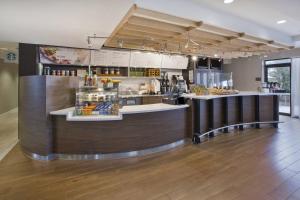 a restaurant with a counter in the middle of a room at Courtyard by Marriott Somerset in Somerset