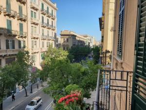 Una vista desde un balcón de una calle de la ciudad con un coche. en Hibrido, en Palermo