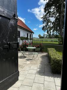 een zwarte deur met een tafel en stoelen op een patio bij Quadambra Park in Gärsnäs